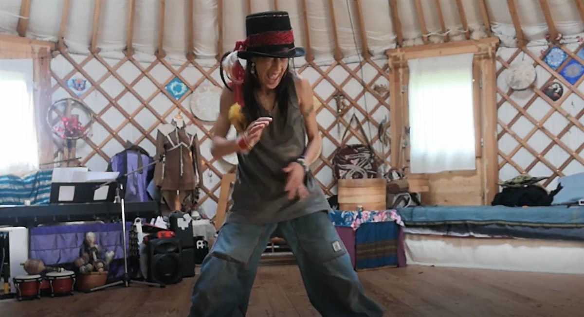 Caro danse, chapeau sur la tête, et crie de joie.